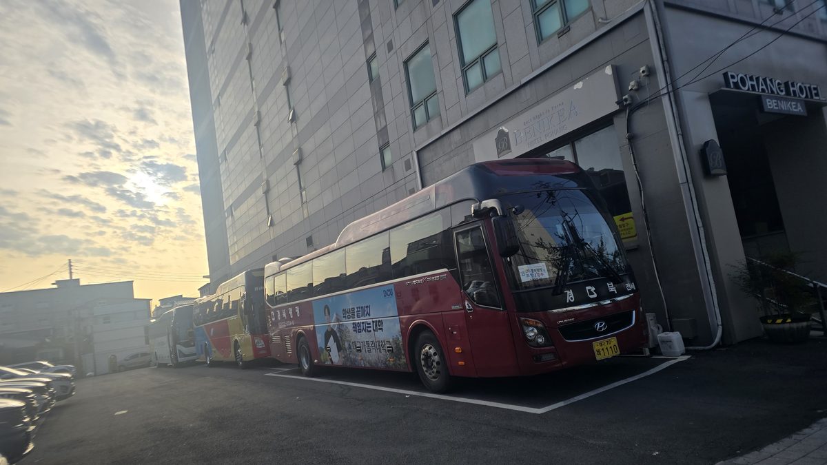 베니키아 포항호텔 앞 대형 관광버스 주차